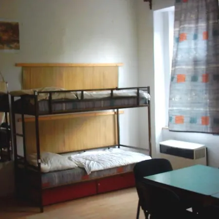 Season Hostel *