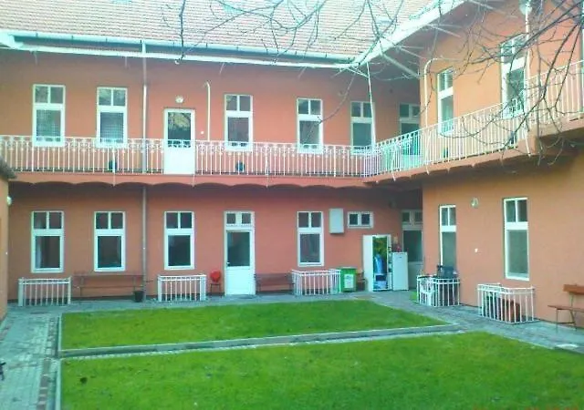 Season Hostel *